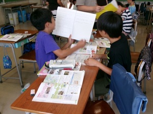 写真：学び合う児童たちの様子