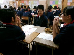 写真：グループ内での褒め合いの様子