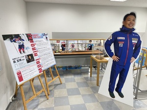 展示の様子（等身大パネル・競技紹介パネル）