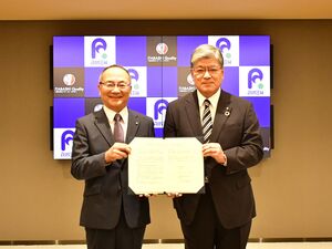 写真:協定締結（左：川﨑理事、右：坂本区長）