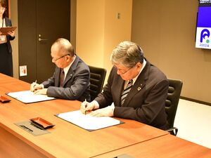 写真：協定書への署名