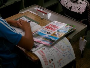 写真：机上の空間を広げる器具を付けた机