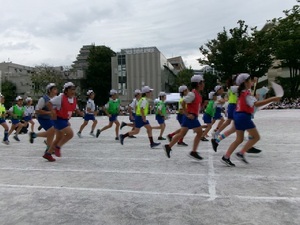 写真：5年生の全員リレーのようす