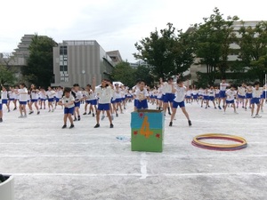 写真：4年生の表現活動の様子