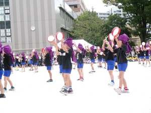 写真：2年生の表現活動の様子