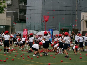 写真：1・2年生の集団競技の様子