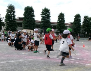 写真：年長リレー「バトンをつなげ」のようす