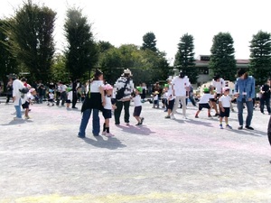 写真：園児と保護者の「夢をかなえてドラえもん」のようす