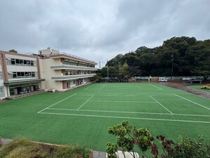写真：人工芝の中庭