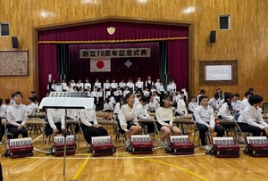 写真：合奏前の6年生児童のようす