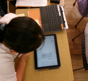 写真：新しい一人一台端末を使う児童
