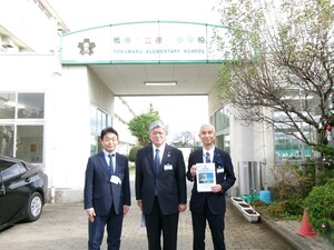 写真：（左から）稲木校長、坂本区長、長沼教育長