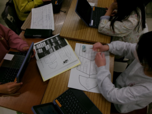 写真：思考ツールを用いて探究する児童