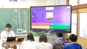 写真：一人一台端末を活用してクイズ形式の課題に取り組む