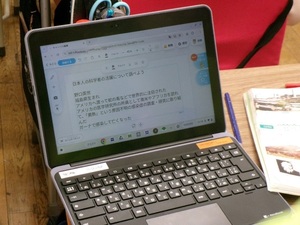 写真：一人一台端末で考えをまとめる