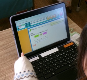 写真：授業中の一人一台端末の利用