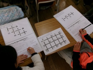 写真：授業の振り返りシートに記入