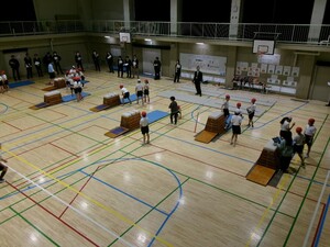 写真：3年生の授業（跳び箱運動）