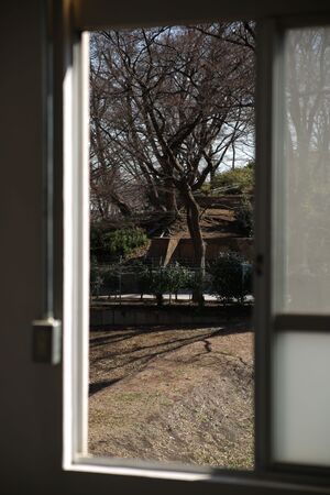 燃焼実験室の窓から見える露天式発射場の射垜