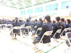 写真：在校生の合唱を聴く卒業生