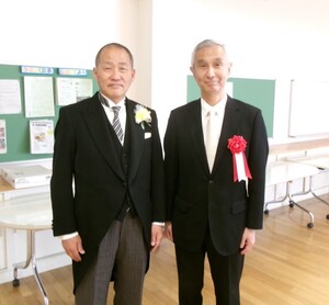 写真：山口校長（左）と