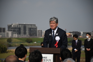 写真：挨拶する区長